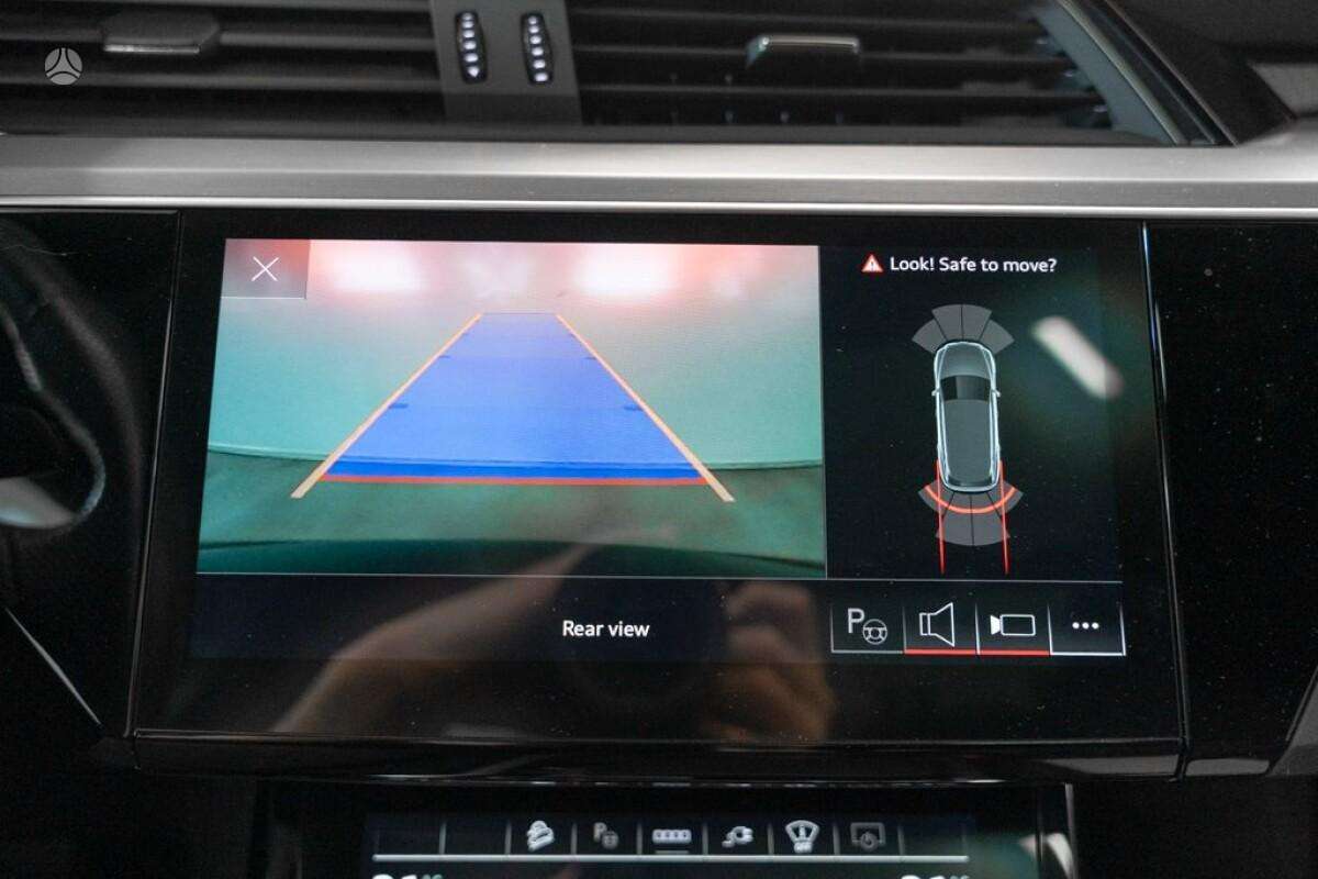 Audi e-tron, off-road / crossover