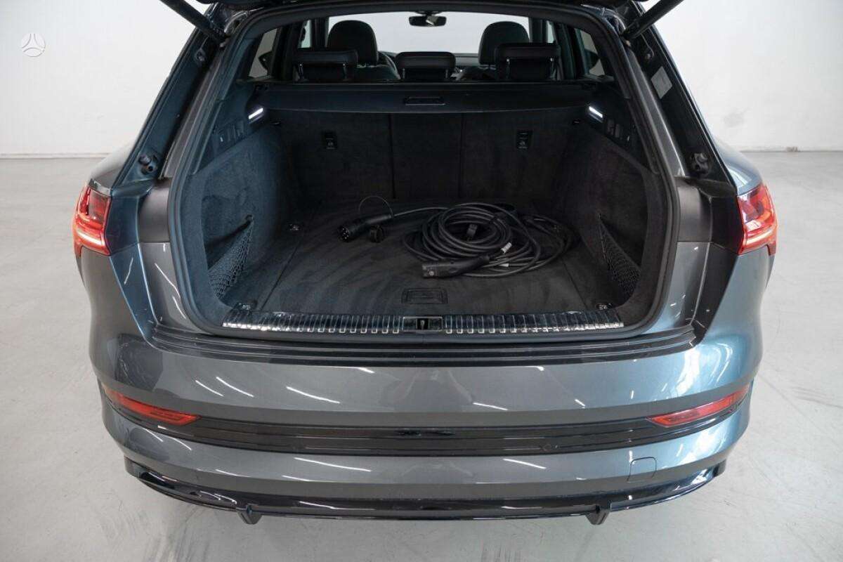 Audi e-tron, off-road / crossover