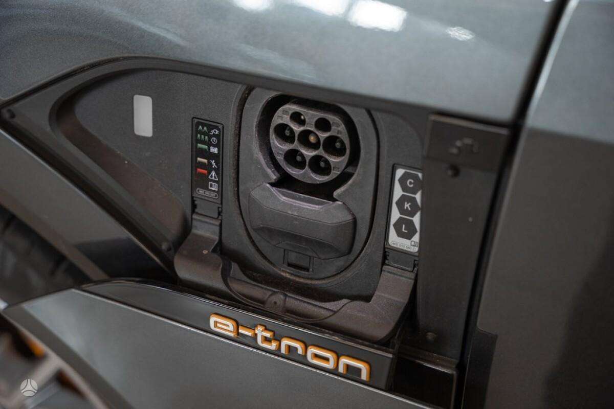 Audi e-tron, off-road / crossover