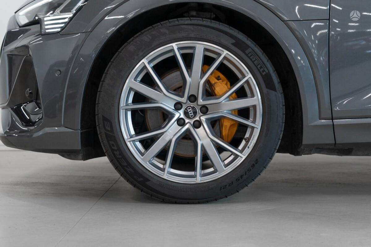 Audi e-tron, off-road / crossover