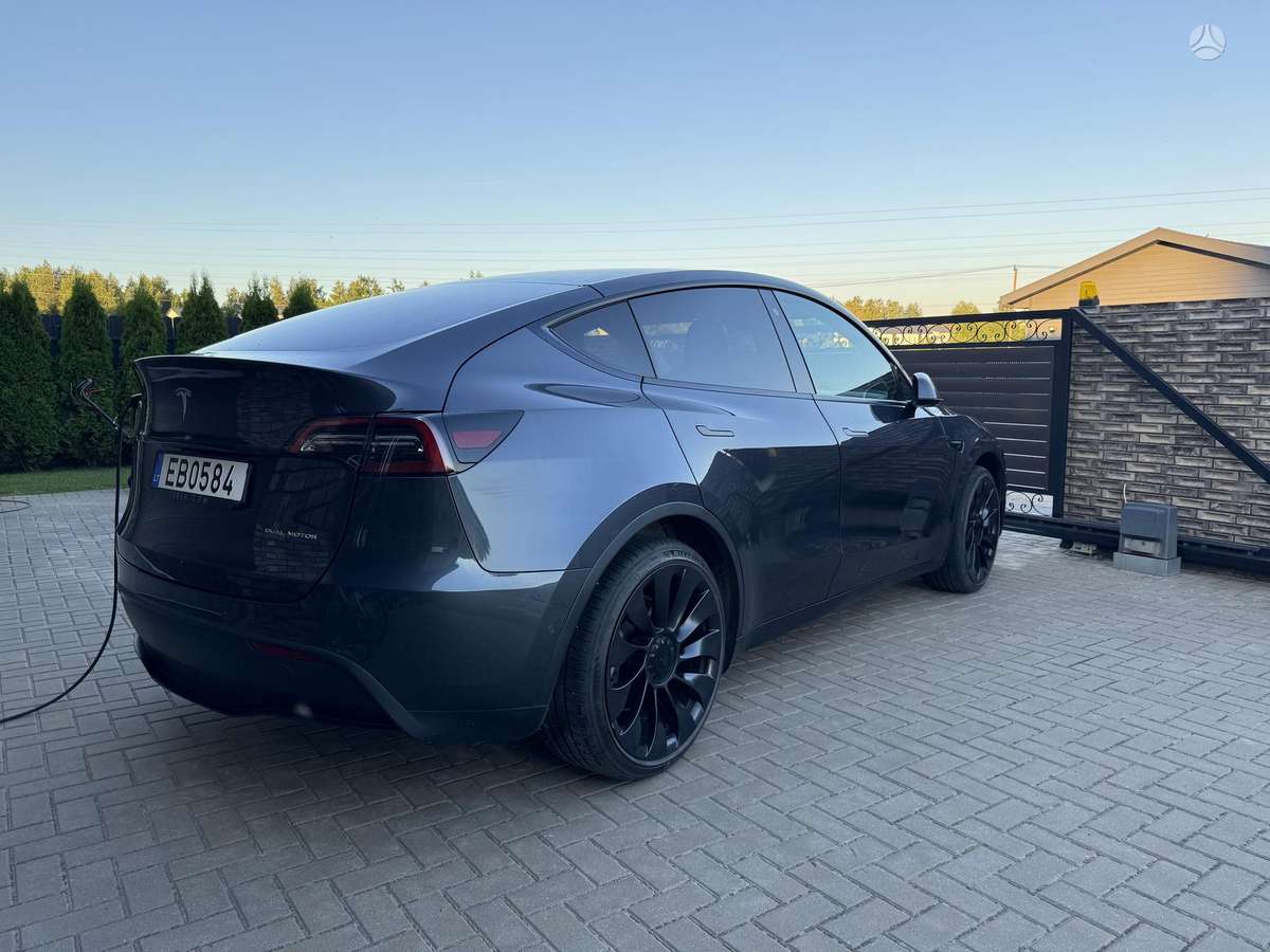 Tesla Model Y - 3