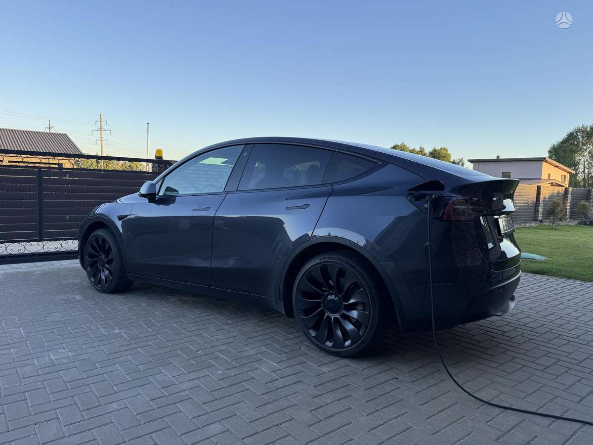 Tesla Model Y - 4