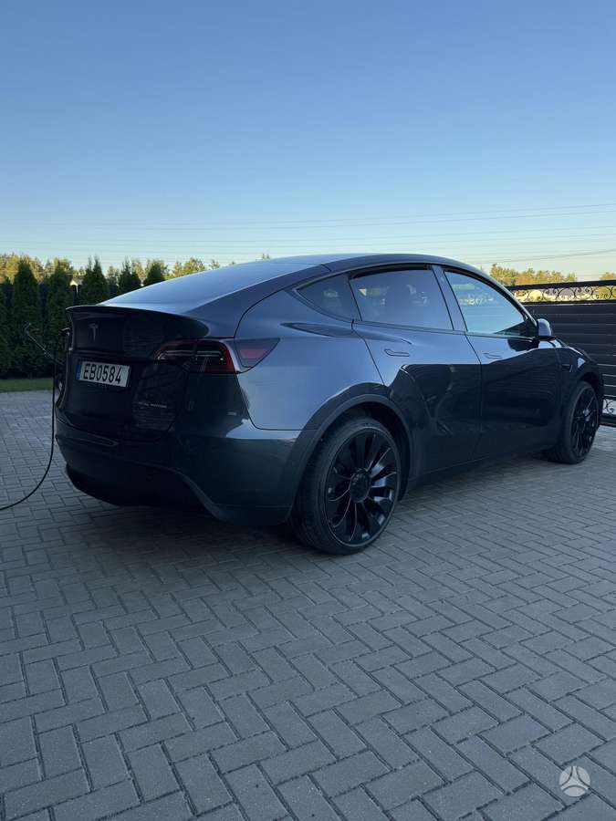 Tesla Model Y - 5