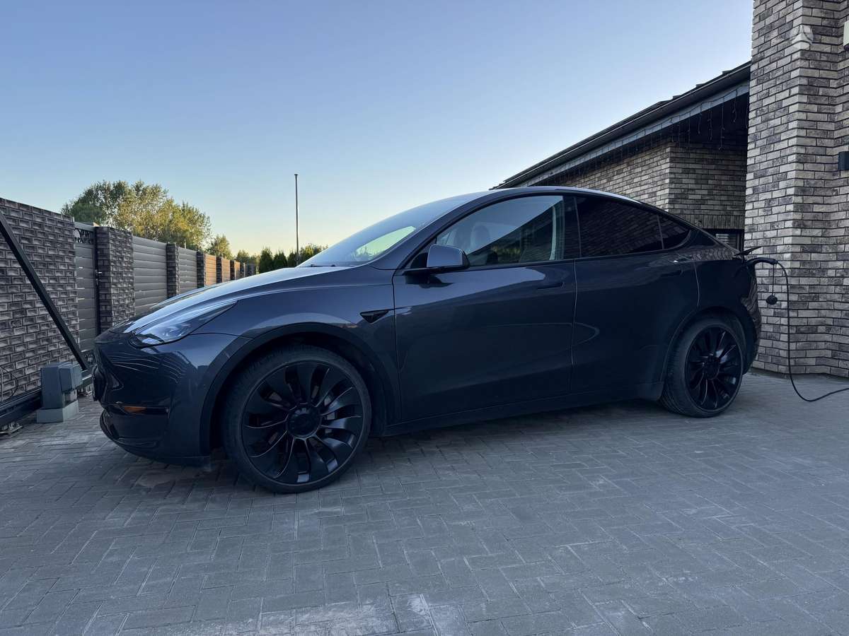 Tesla Model Y - 6