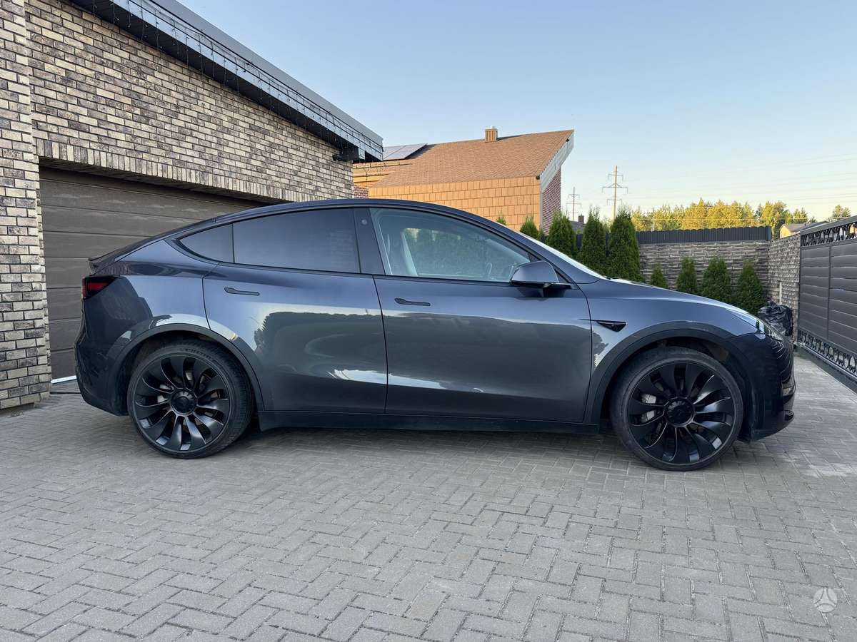 Tesla Model Y - 7