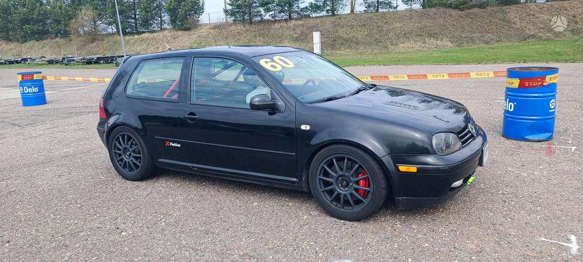 Volkswagen Golf - 1