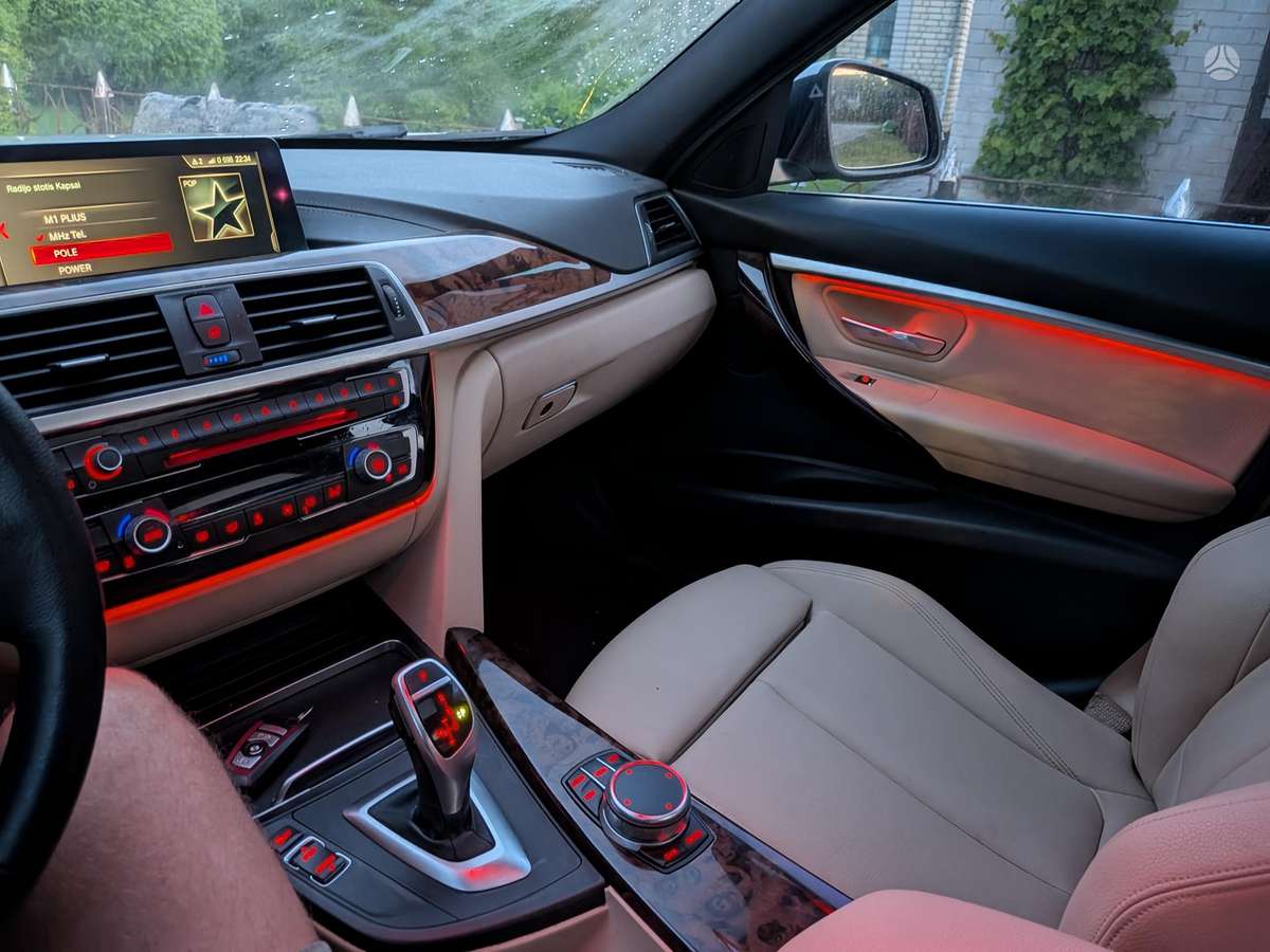 BMW 330, 2.0 l., Седан