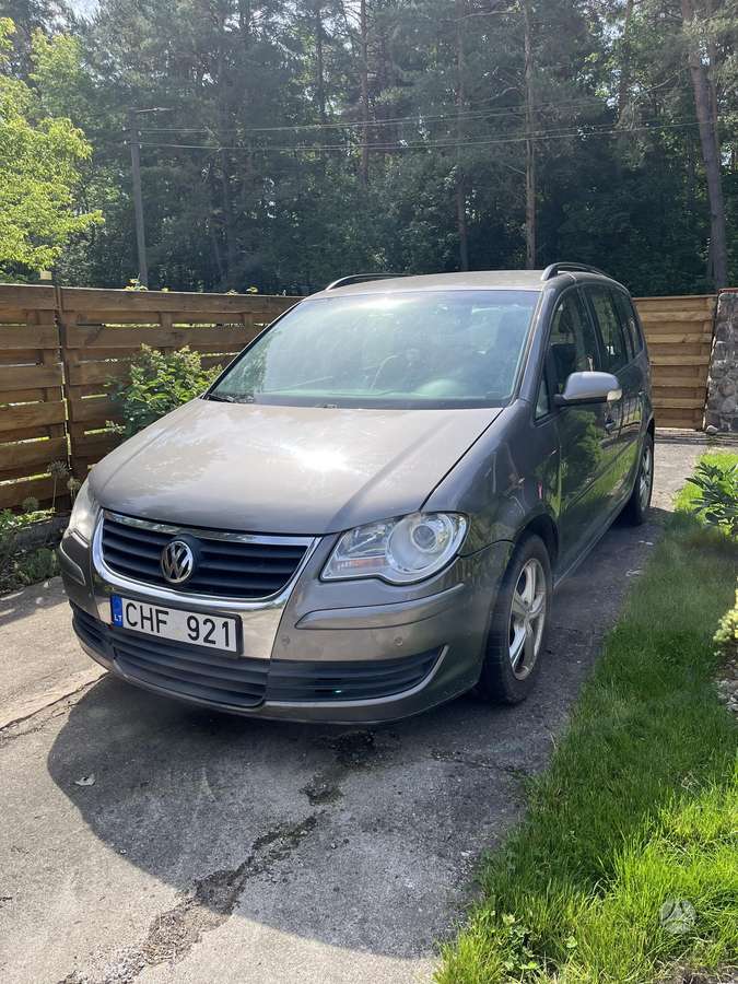 Volkswagen Touran - 1