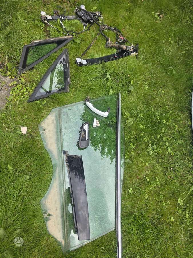 Ford C-MAX dalimis. Dalimis priekiniu sparnu nera ir durų priekiniu keleiv