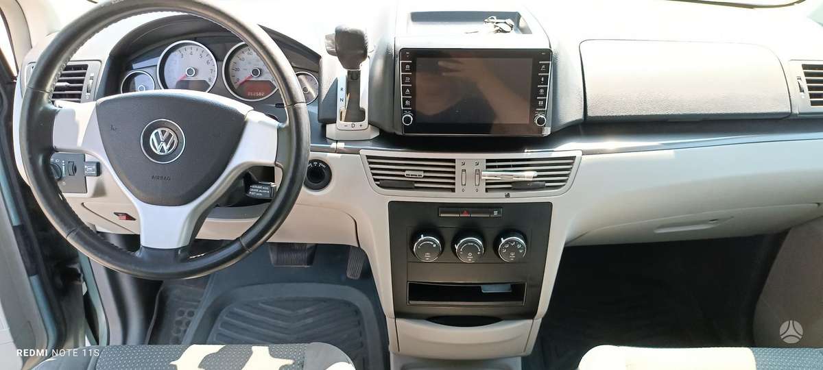 Volkswagen Routan - 11