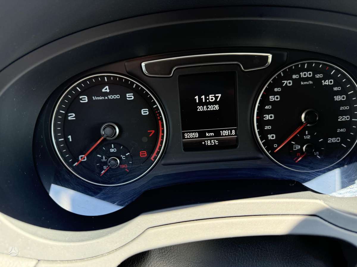 Audi Q3, 2.0 l., off-road / crossover