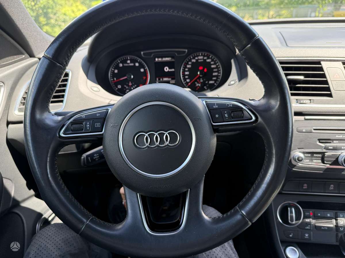 Audi Q3, 2.0 l., off-road / crossover