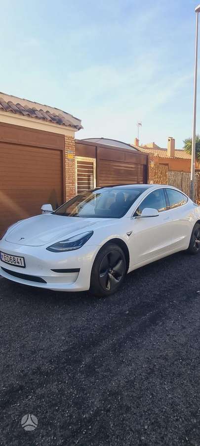 Tesla Model 3, Седан