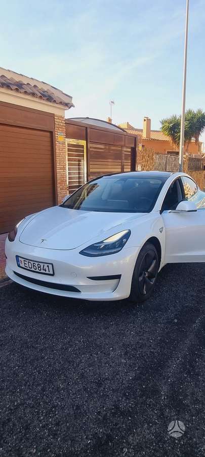Tesla Model 3, Седан