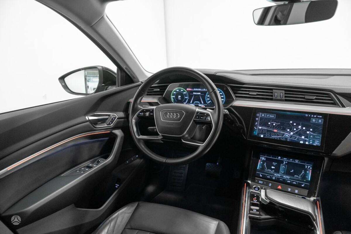Audi e-tron, off-road / crossover