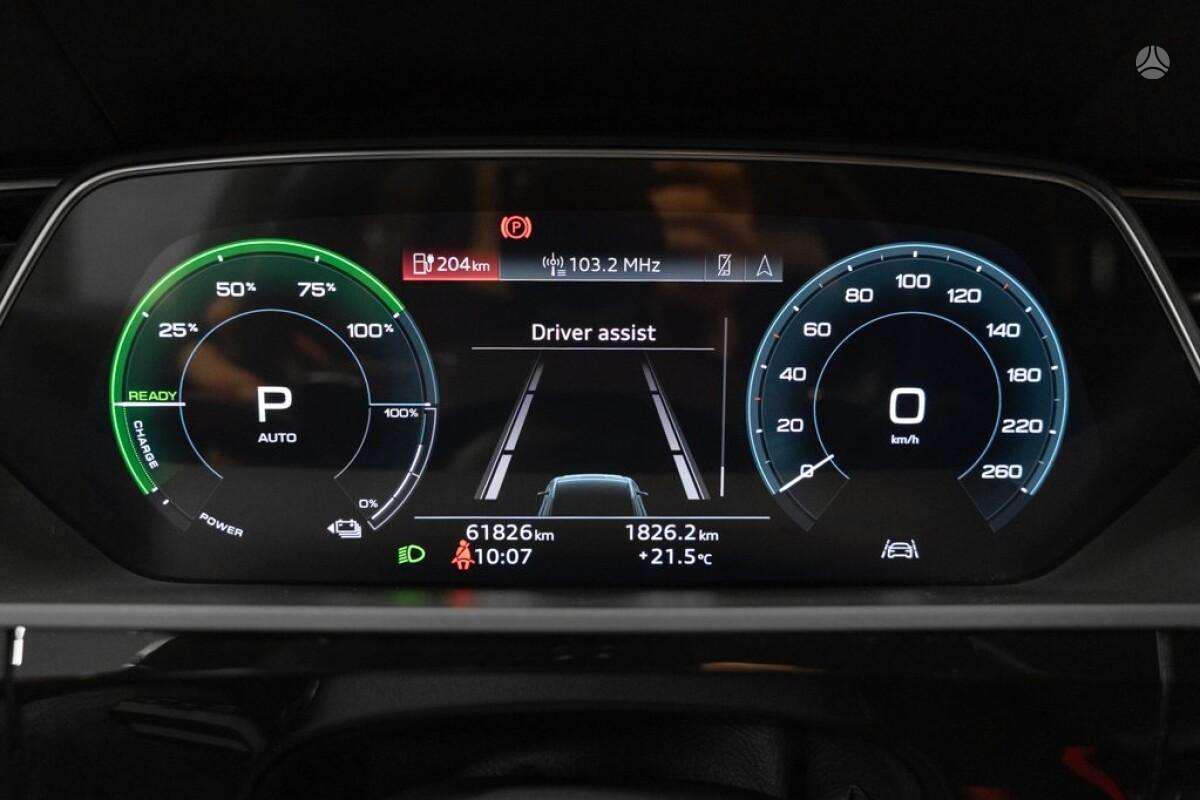 Audi e-tron, off-road / crossover