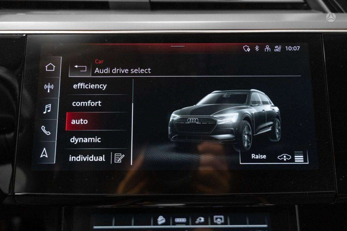 Audi e-tron, off-road / crossover