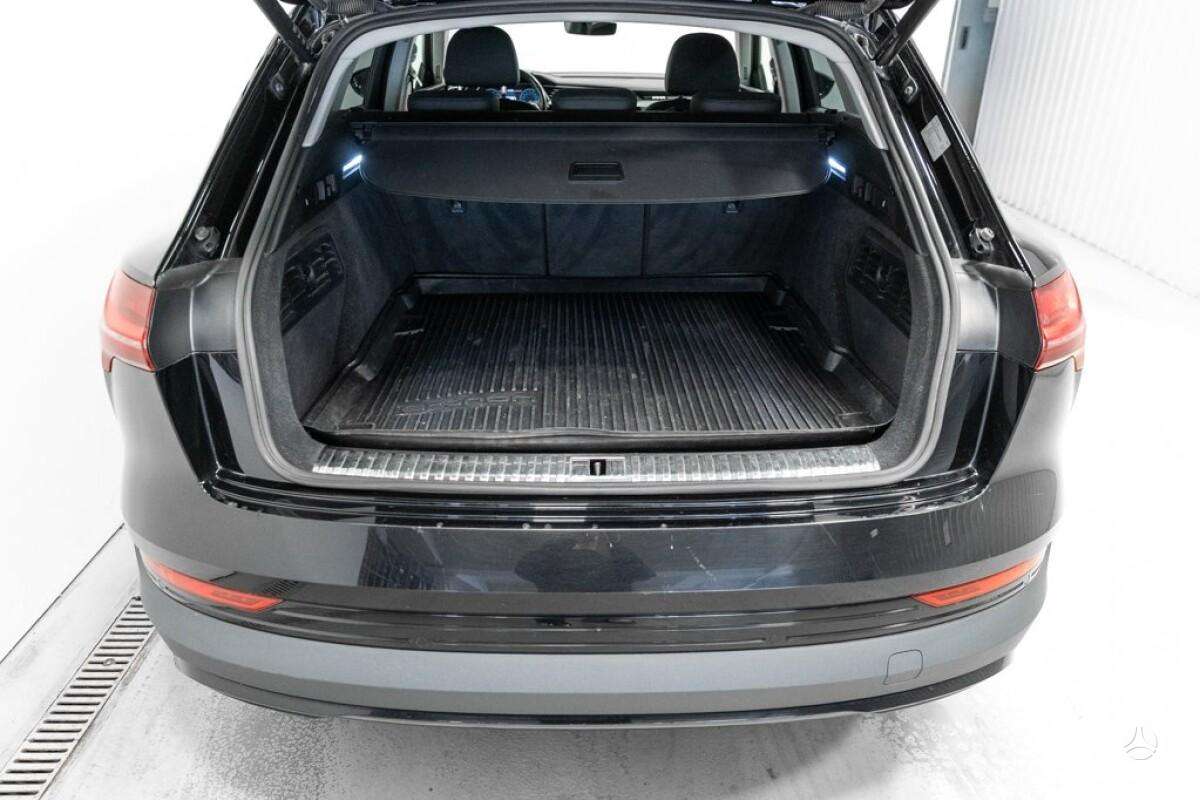 Audi e-tron, off-road / crossover