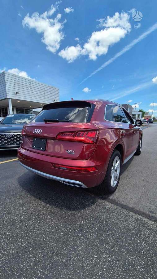 Audi Q5, 2.0 l., off-road / crossover