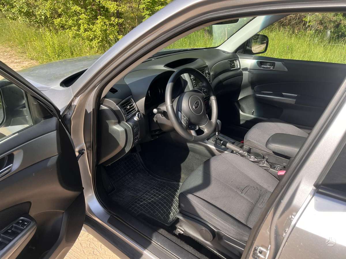 Subaru Forester, 2.0 l., off-road / crossover