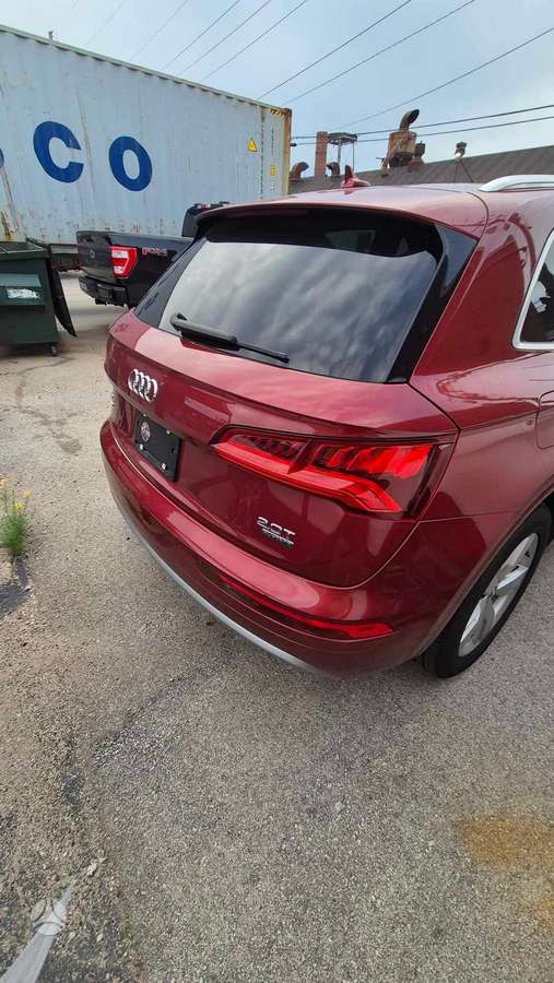 Audi Q5, 2.0 l., off-road / crossover