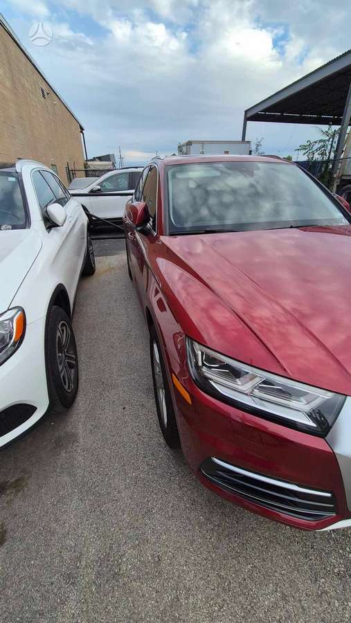 Audi Q5, 2.0 l., off-road / crossover