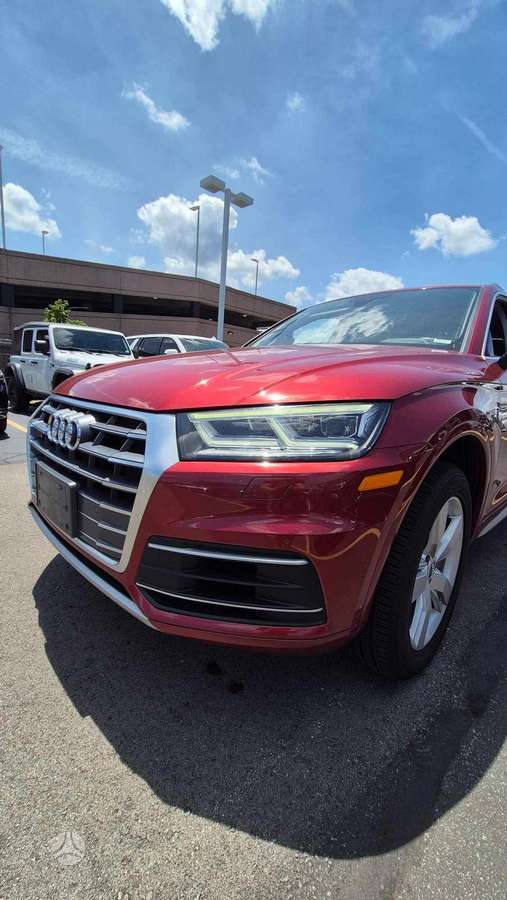 Audi Q5, 2.0 l., off-road / crossover