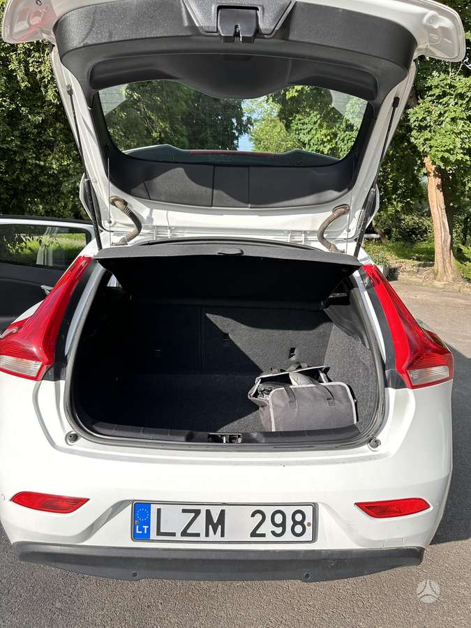 Volvo V40, 1.6 l., hatchback