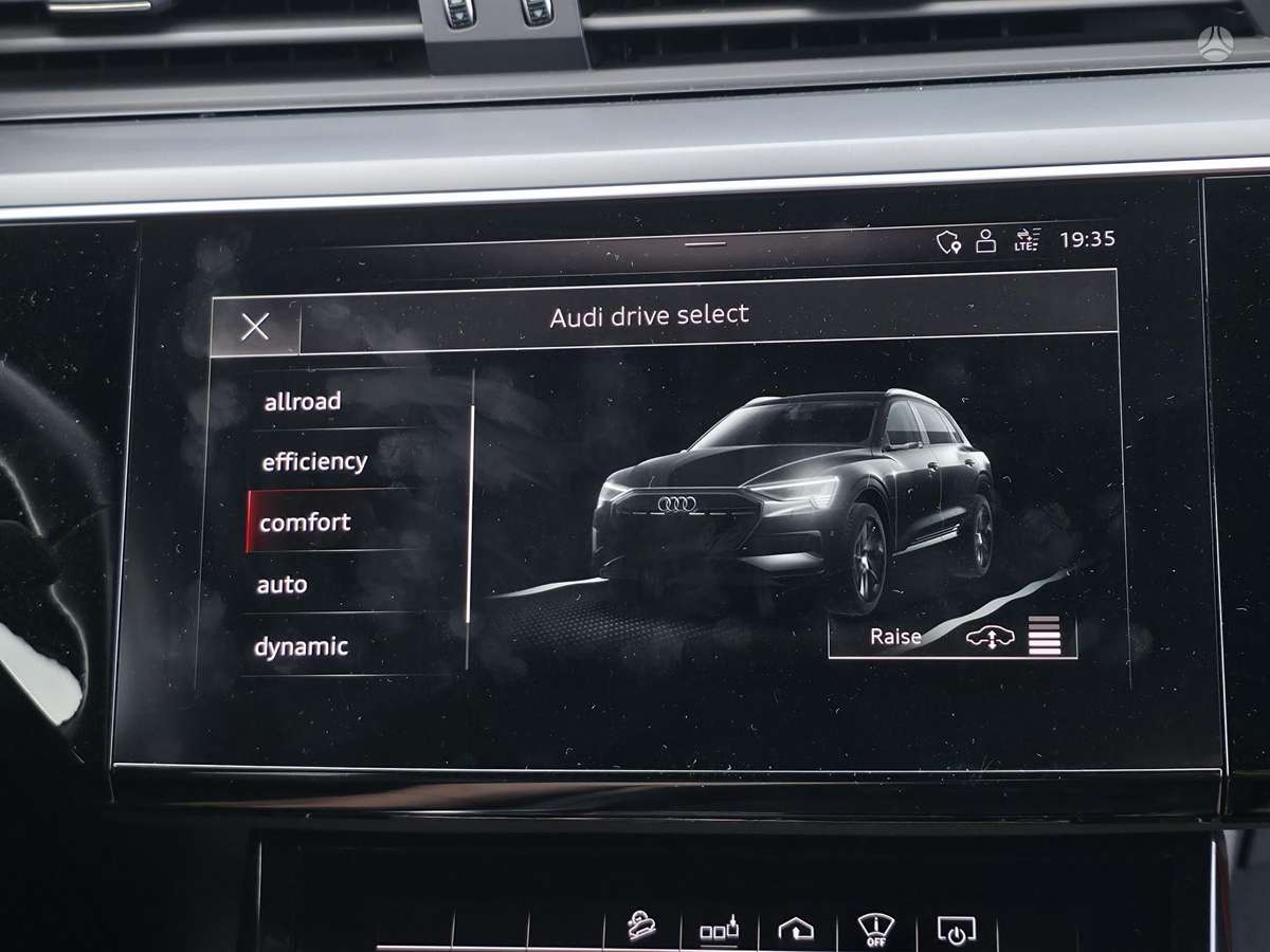 Audi e-tron, 95 kWh, off-road / crossover