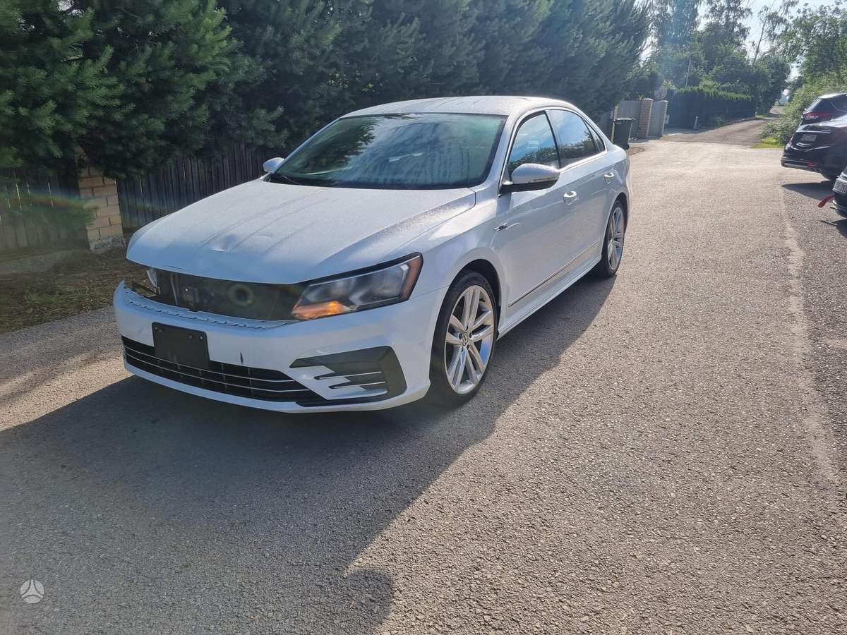 Volkswagen Passat - 1