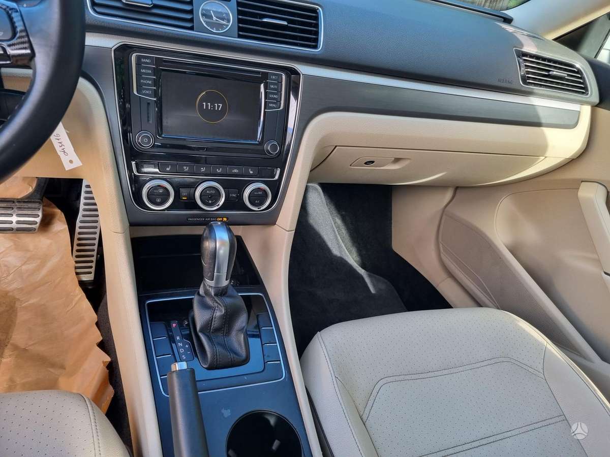 Volkswagen Passat - 12