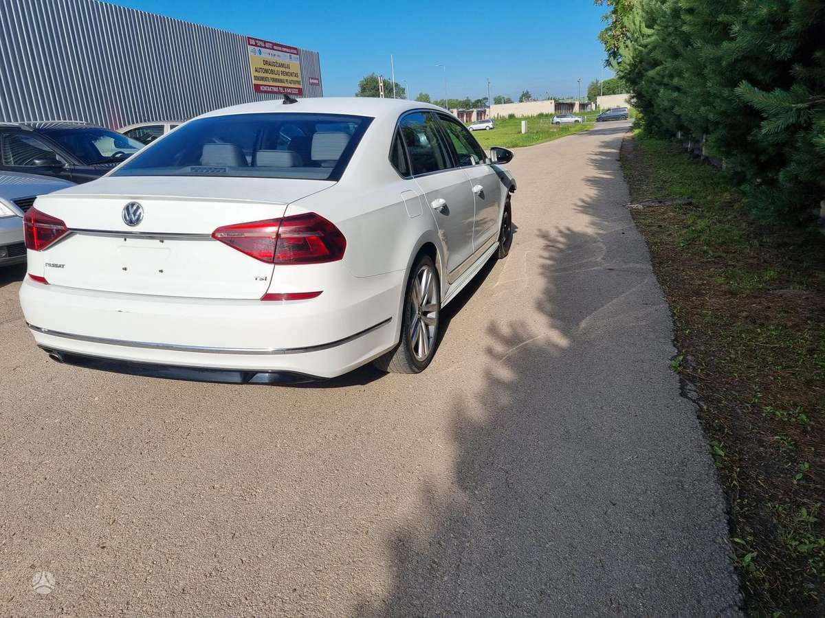 Volkswagen Passat - 4