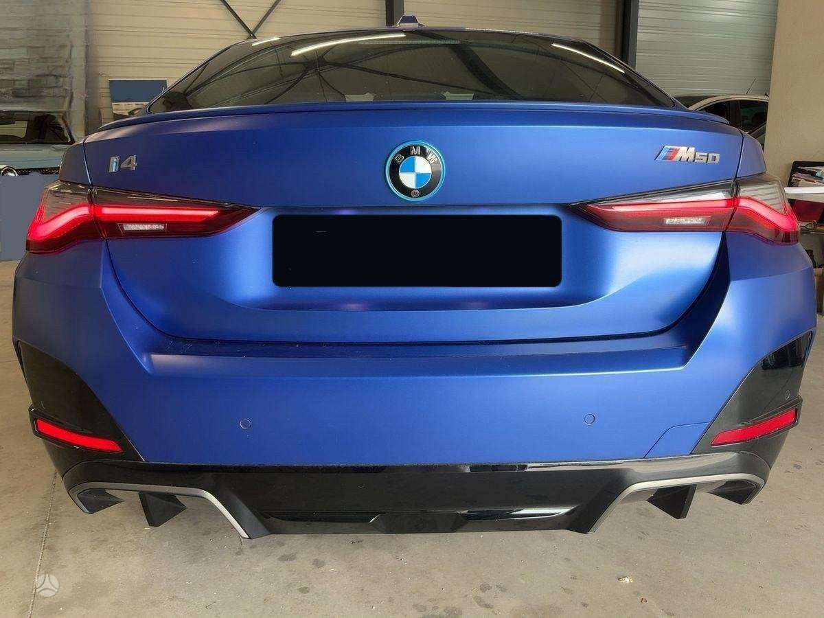BMW i4, sedanas