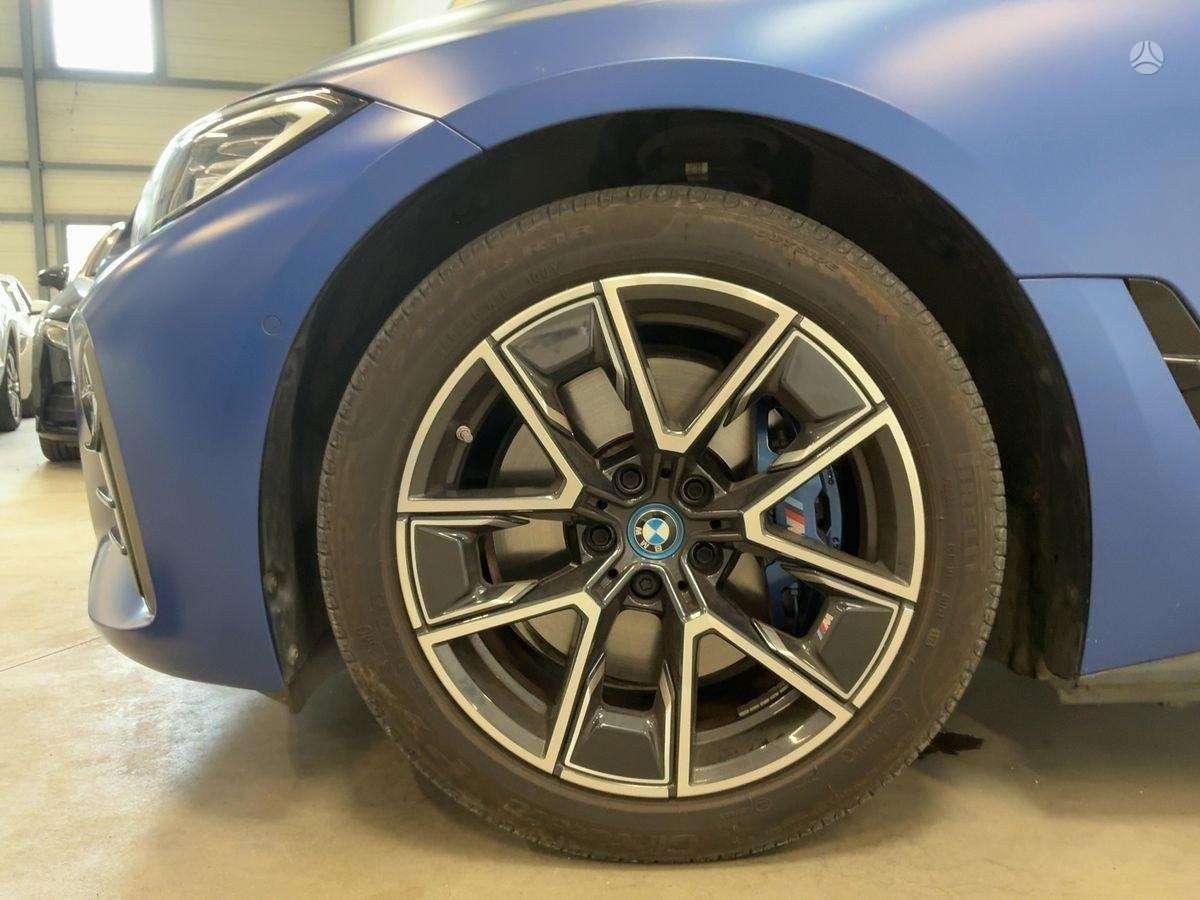 BMW i4, sedanas