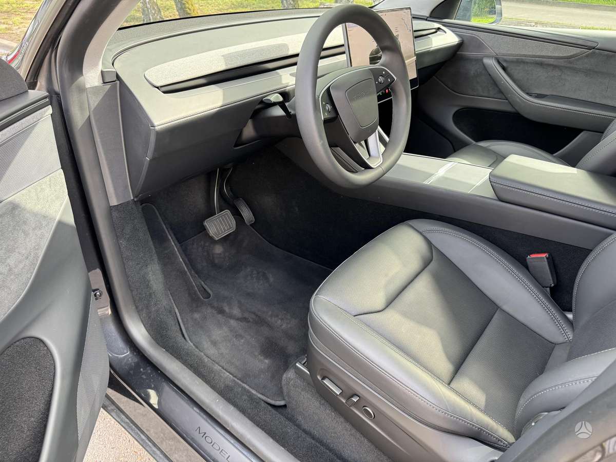 Tesla Model Y - 7