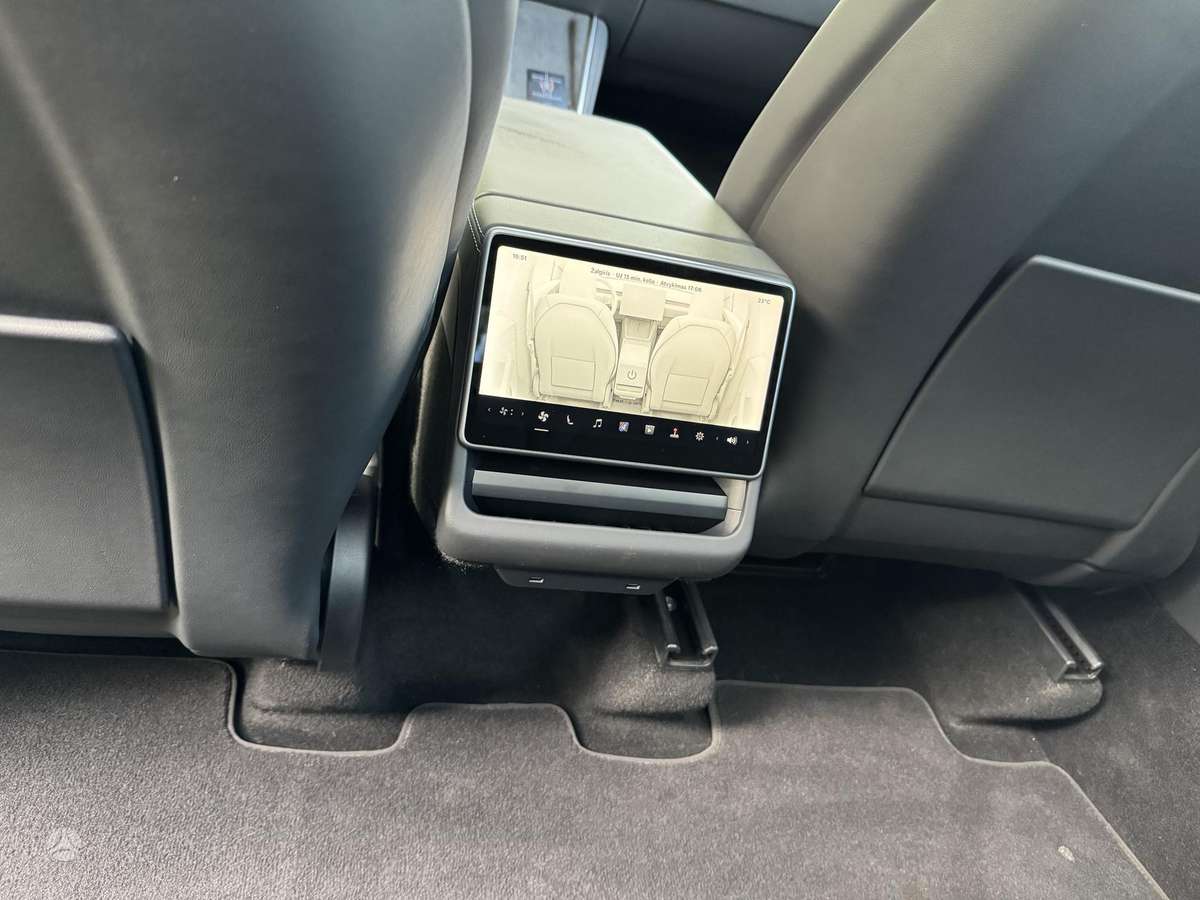 Tesla Model Y - 8