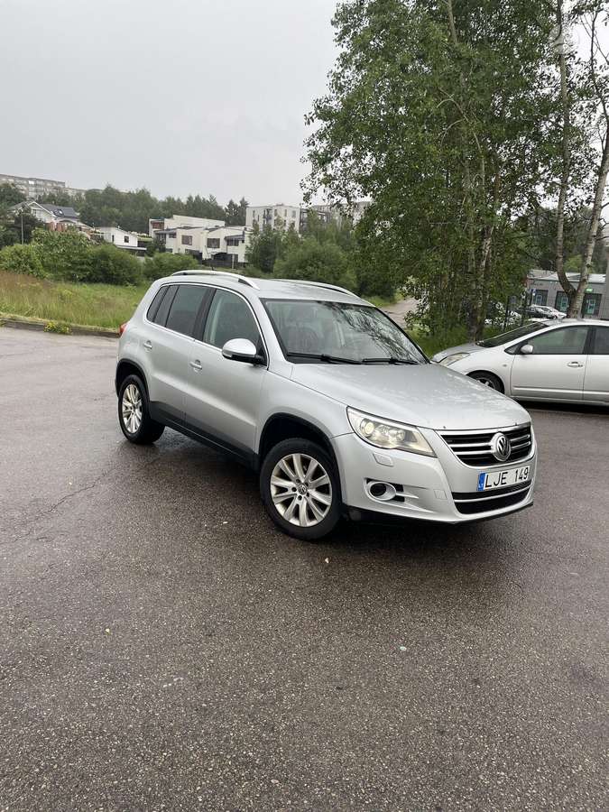 Volkswagen Tiguan - 1