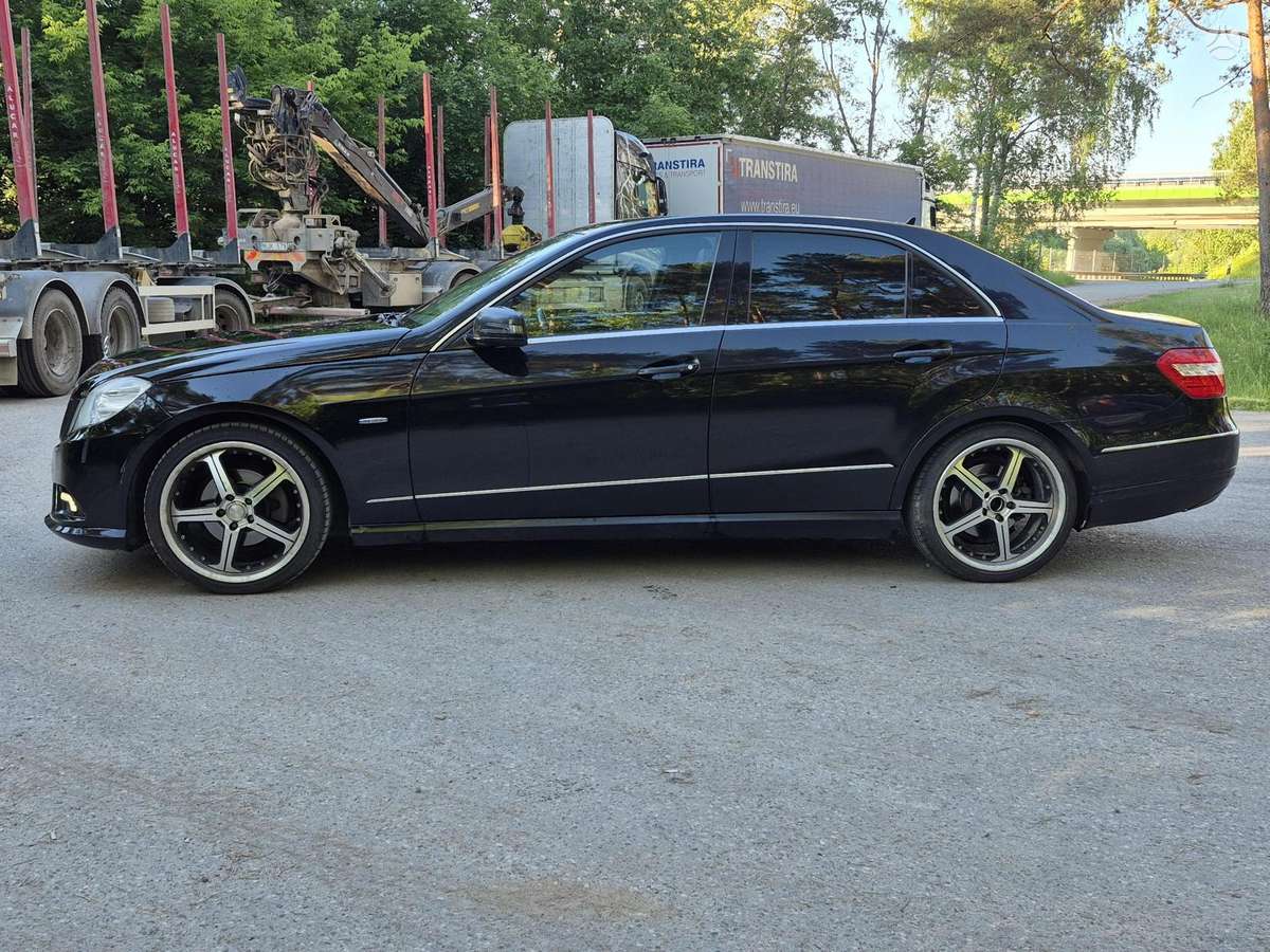 Mercedes-Benz E200, 2.1 l., Седан