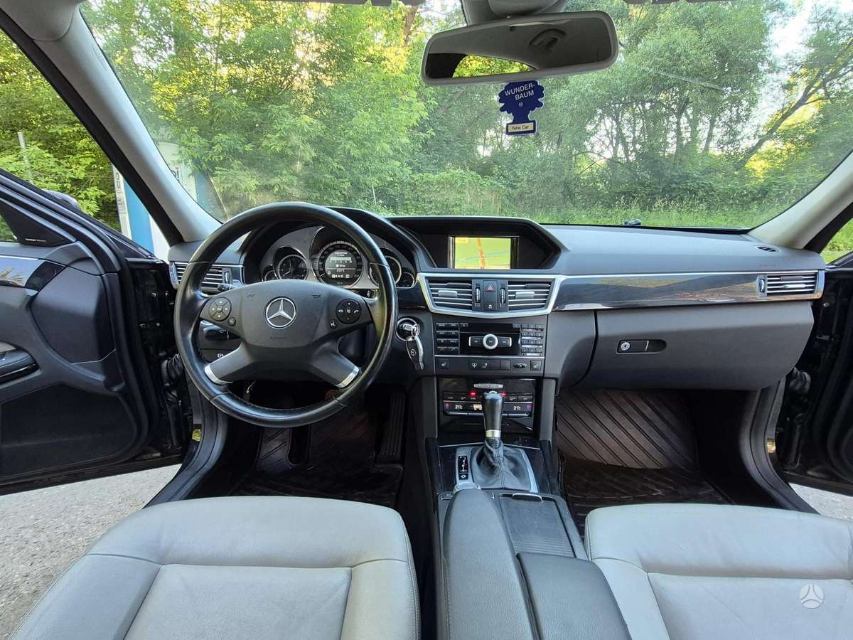 Mercedes-Benz E200, 2.1 l., Седан