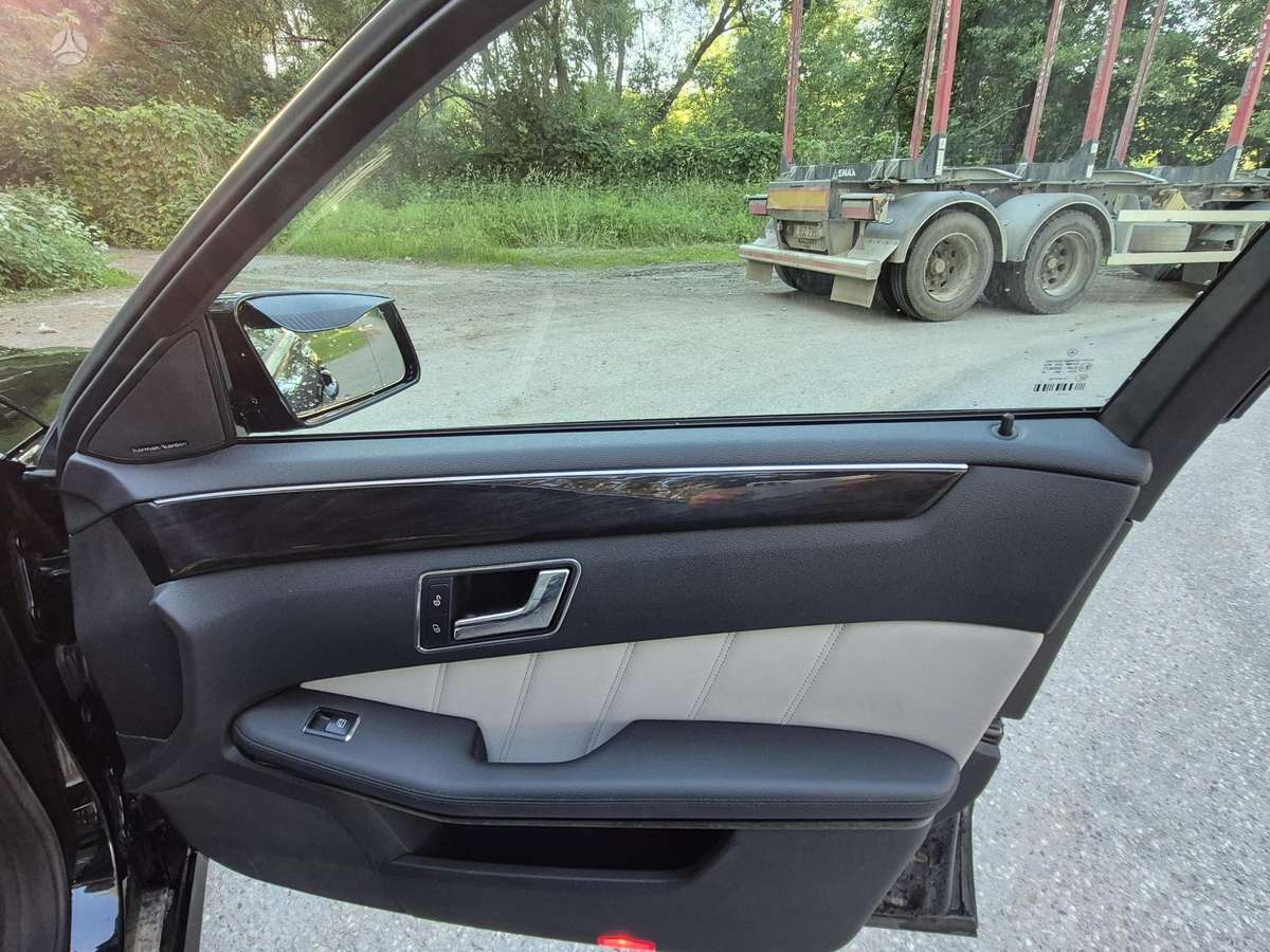 Mercedes-Benz E200, 2.1 l., Седан
