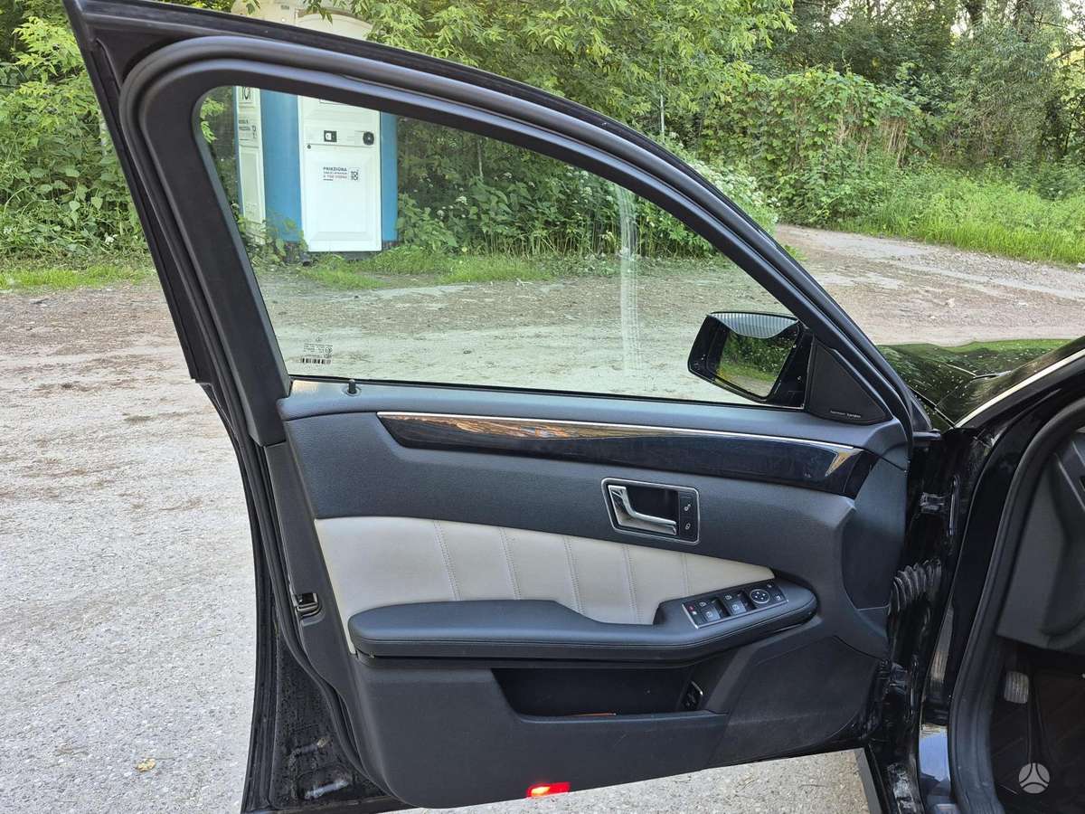 Mercedes-Benz E200, 2.1 l., Седан