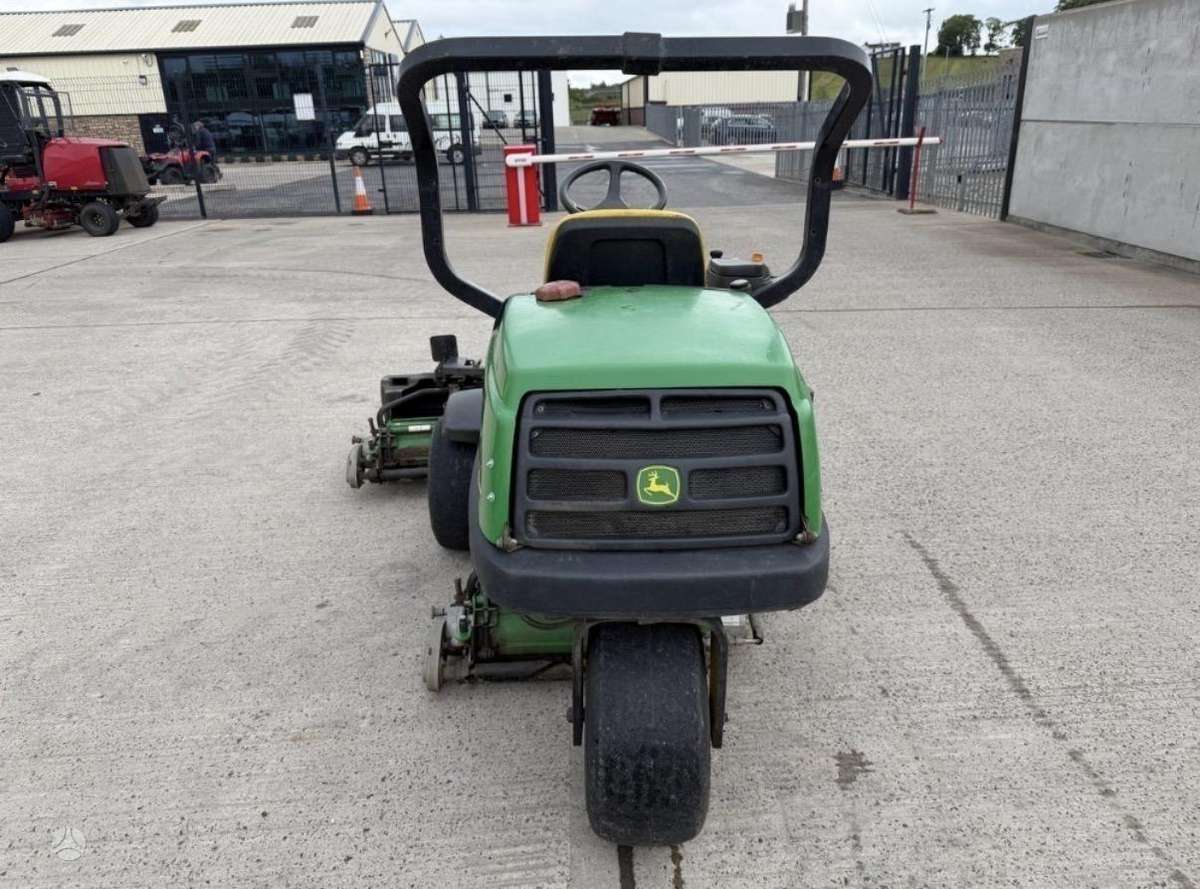 John Deere 2500E, lawn mowers