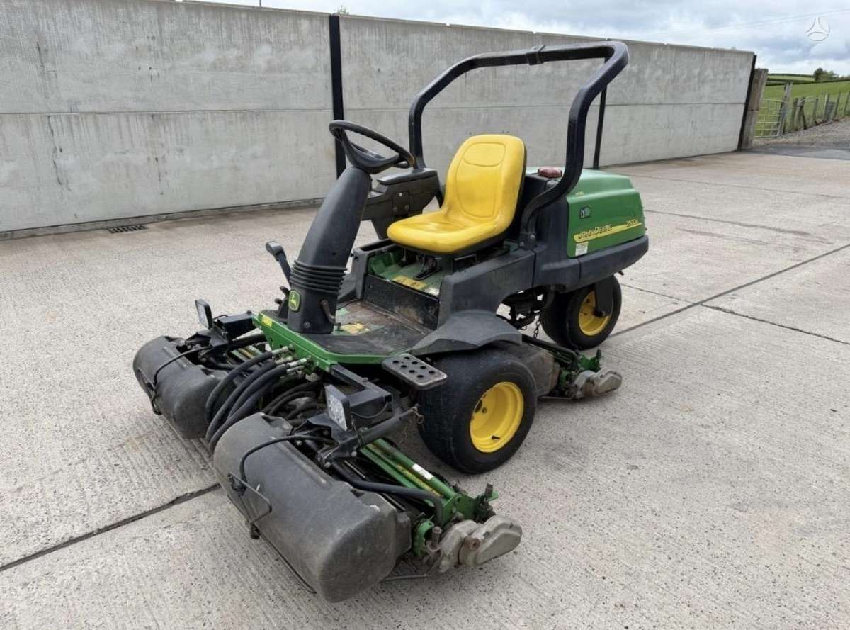 John Deere 2500E, lawn mowers