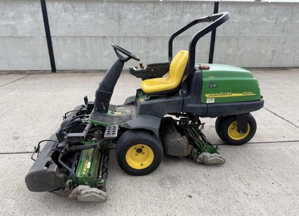 John Deere 2500E, lawn mowers