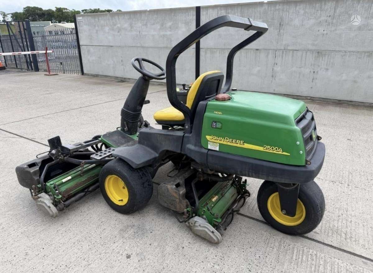 John Deere 2500E, lawn mowers