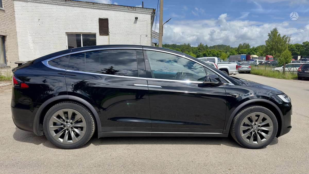 Tesla Model X - 8