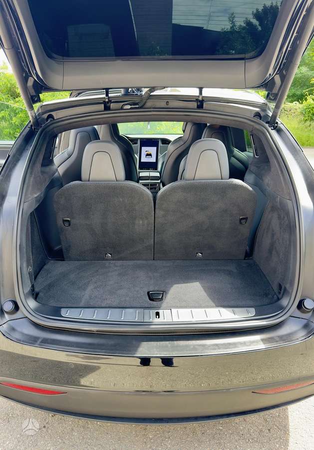 Tesla Model X - 11