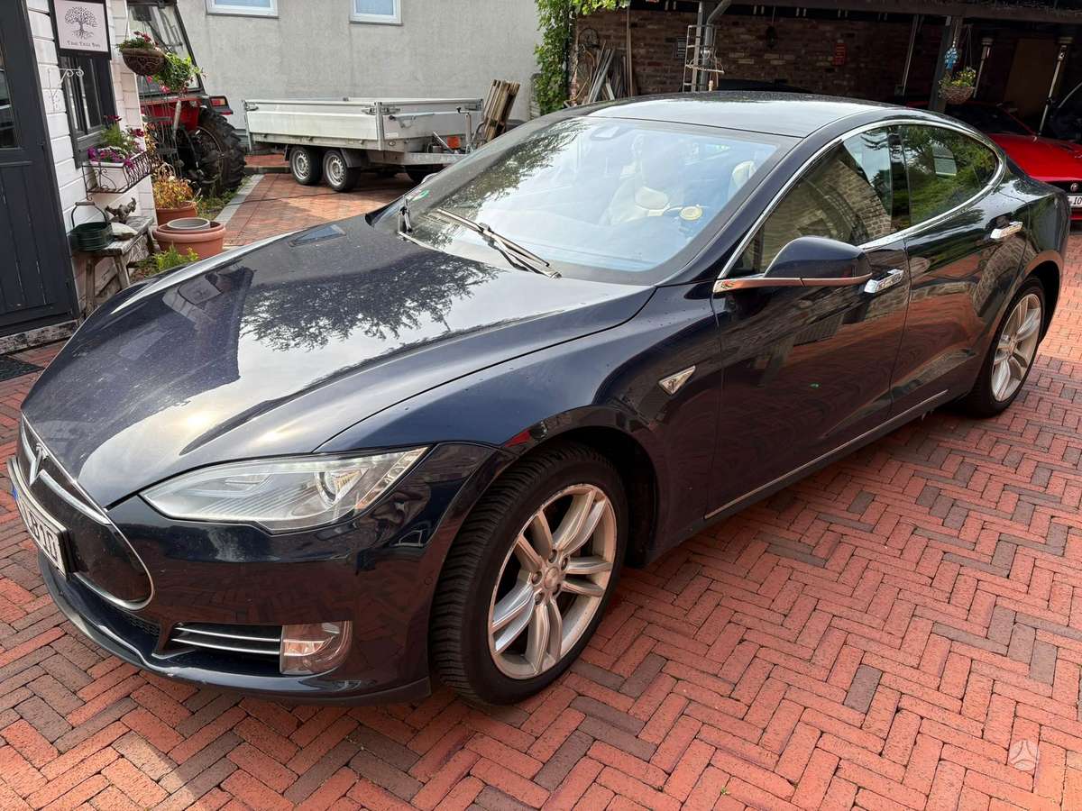 Tesla Model S, sedanas