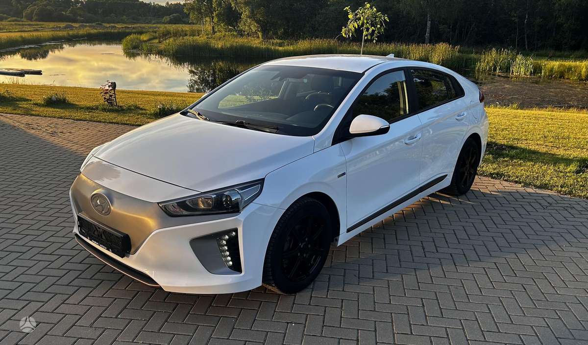 Hyundai IONIQ, Седан