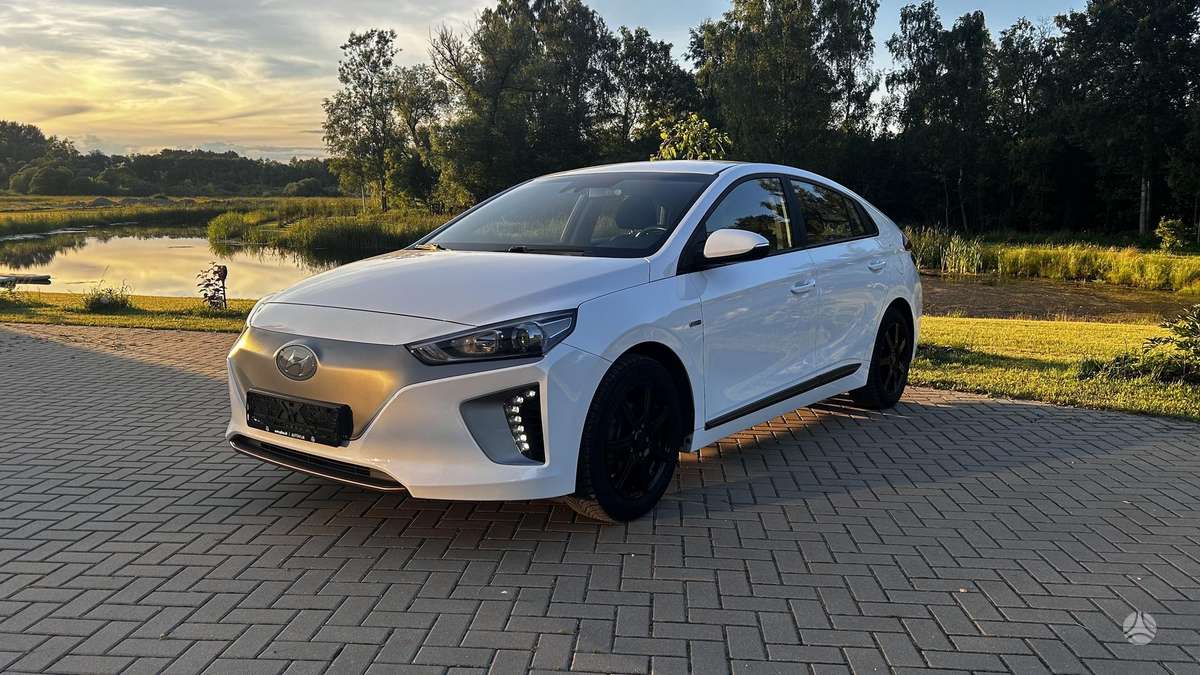 Hyundai IONIQ, Седан